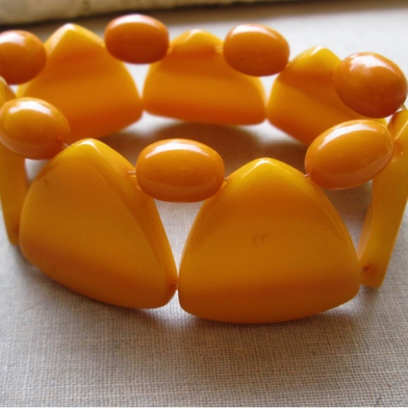 Vintage Yellow Bakelite Bracelet - Picture 4 of 5